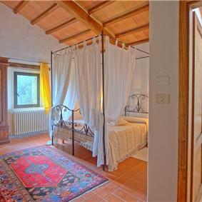 6 Bedroom Villa with Pool in Val d'Orcia in Tuscany, Sleeps 11